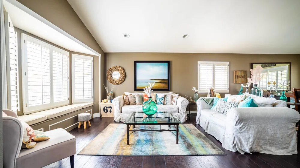 Inviting and stylish living room with white sofas and decorative accents, creating a cozy atmosphere.