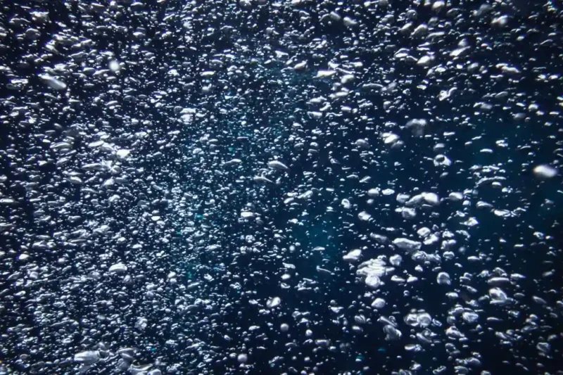 Bubbles rising through deep blue water, the effect a soul sand elevator recreates
