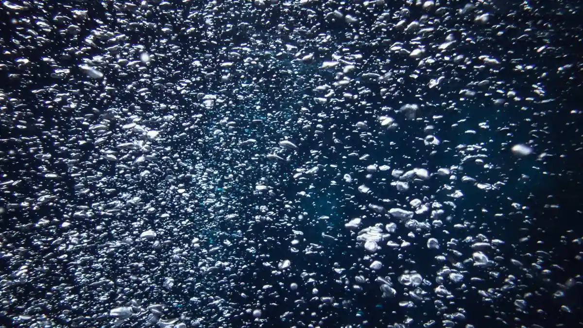 Bubbles rising through deep blue water, the effect a soul sand elevator recreates