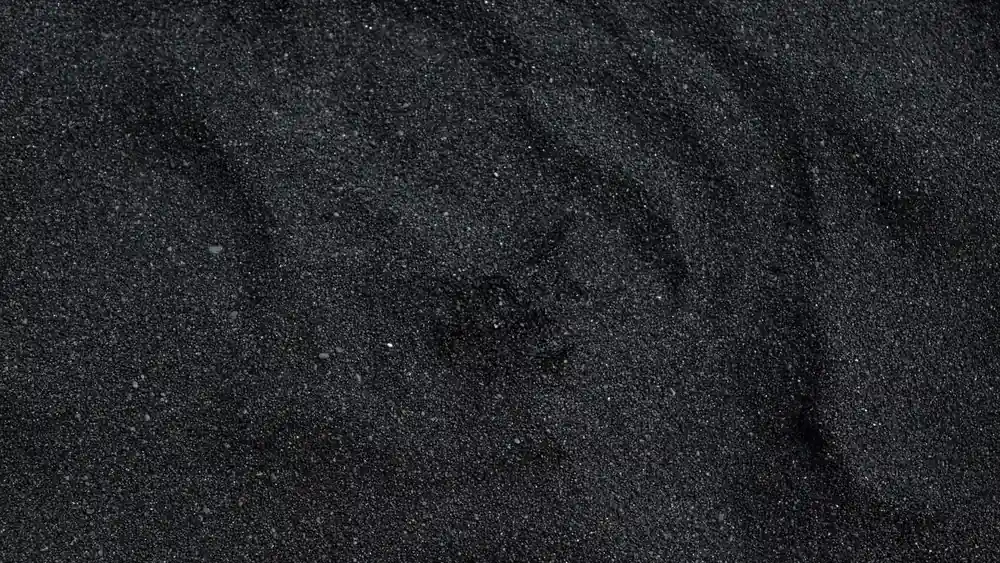 Dark sand, the block that drives an upward bubble column