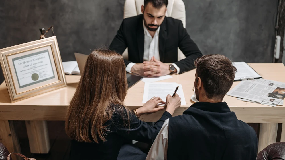 Choosing between a convertible loan note and a priced round in the UK