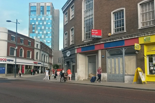 Signing a commercial lease in the UK