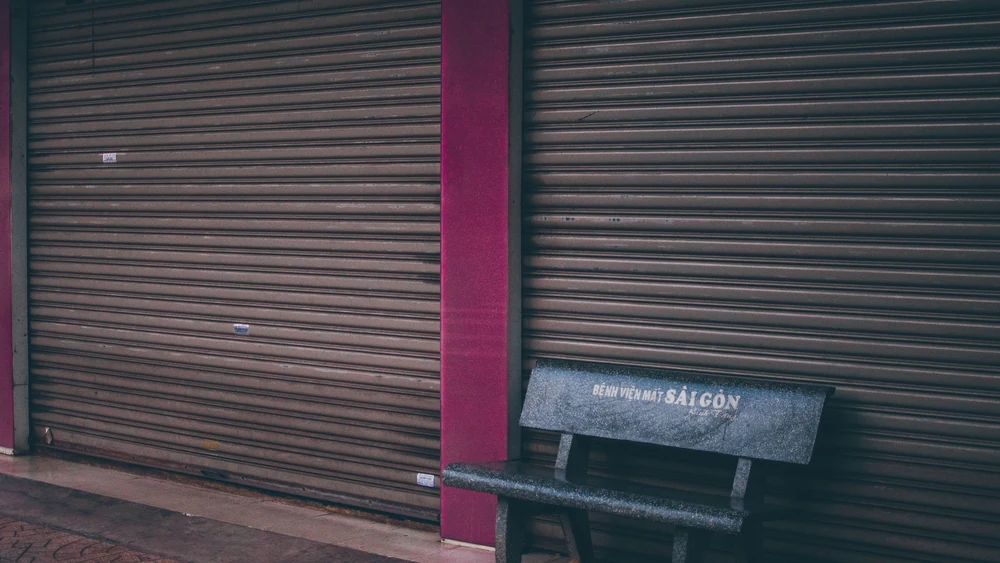 Customer insolvency risk under recourse and non-recourse invoice factoring